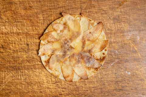 Apfelblume auf Pfannkuchen ist ein Apfelpfannkuchen