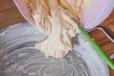 Apfelkuchenteig einfüllen