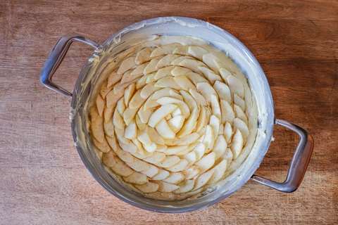 Kuchenteig mit Apfelstücken belegt