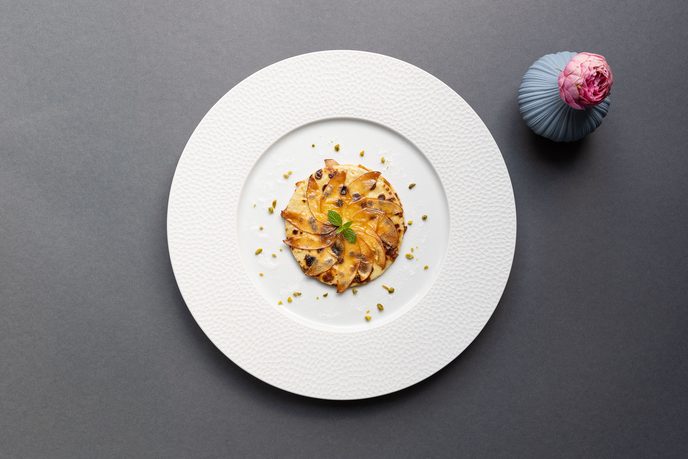 Apfelpfannkuchen angerichtet mit Minze und Pistazien