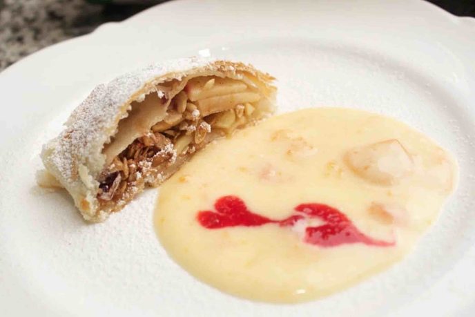 Angeschnittener Apfelstrudel mit knuspriger Teighülle