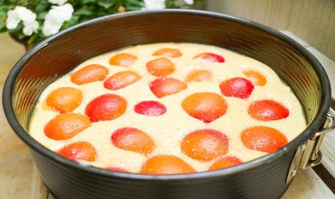 Eingefüllter Aprikosenkuchen mit Früchten und mit Zucker bestreut