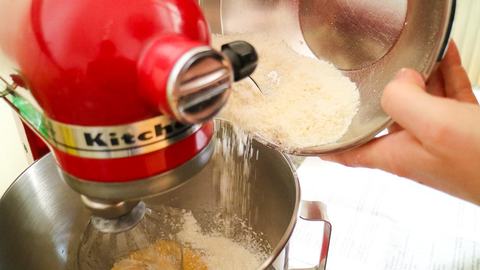 Rührteig zubereiten, hier wird das Mehl dazu gegeben