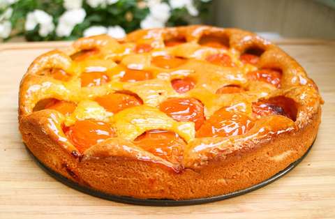 Aprikosenkuchen mit Aprikosenmarmelade bestrichen