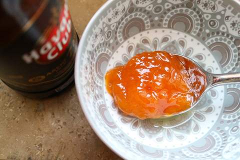 Marillenmarmelade mit Rum verrühren
