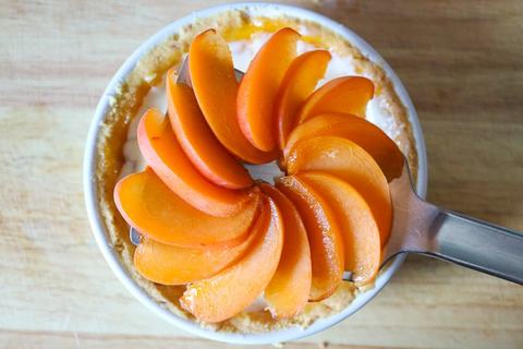 Früchte in den Tarte-Füllteig legen