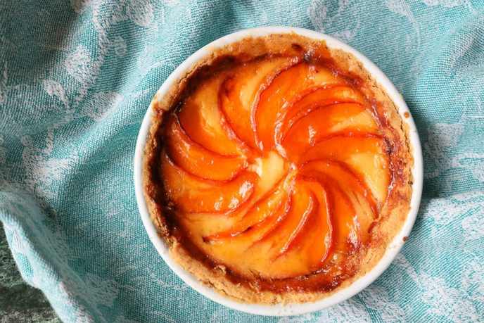 Aprikosentarte selbst gebacken schön serviert