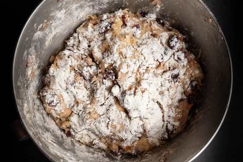 Aufgegangener Stollenteig mit Rissen