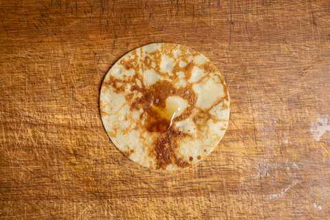 Ausgestochener Pfannkuchen für Apfelpfannkuchen auf Brett
