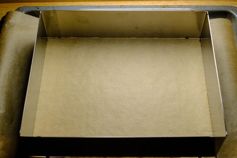 Backblech mit Tortenform und Backpapier