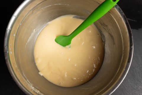 Backteig für Holunderblüten ausbacken sauber in der Schüssel