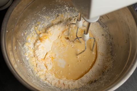 Backteig mit Milch verrühren