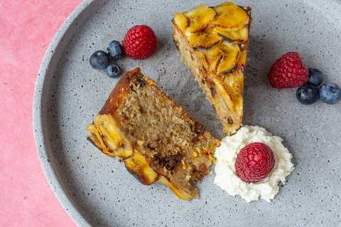 Fertiger Bananenkuchen mit Obst auf dem Teller