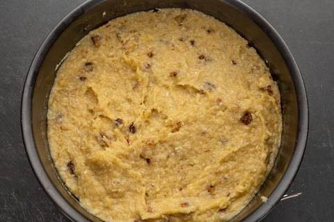 Mit Bananenkuchenteig gefüllte Kuchenform