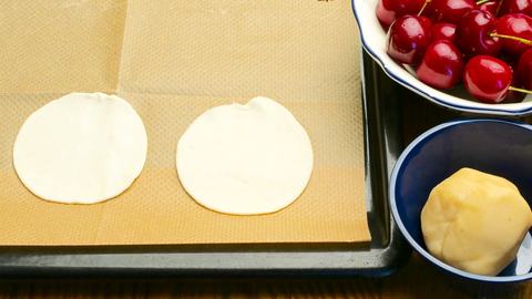 Blätterteig für Kirschkuchen vorbereiten