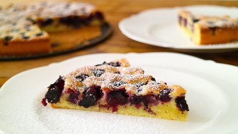 Blaubeerkuchenstück auf dem Teller