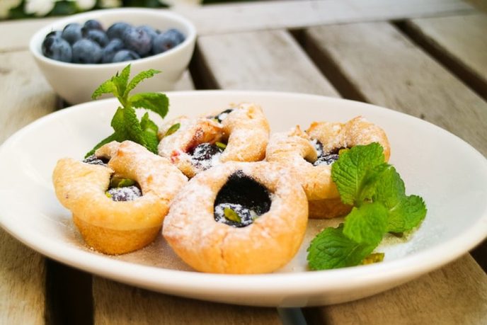 Heidelbeeren Muffins frisch gebacken auf einem Teller angerichtet