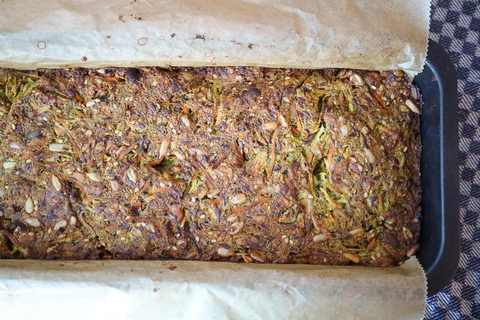 Nussbrot sleber machen gelingt ganz einfach. Brot von oben, frisch gebacken fotografiert