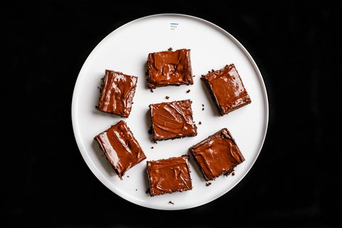 Brownie-Stücke auf einer weißen Platte serviert