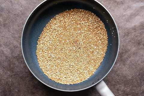 Buchweizenkörner in der Pfanne