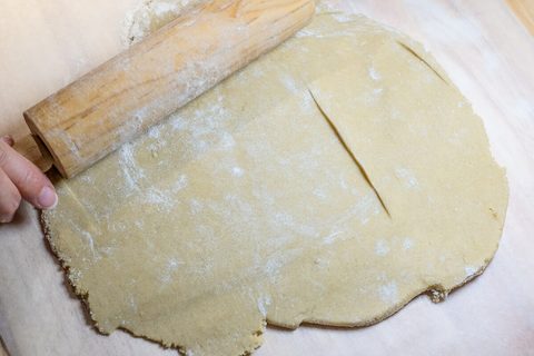Mürbteig mit dem Nudelholz ausrollen