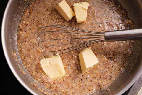 Nuss Masse mit Butter ergänzen