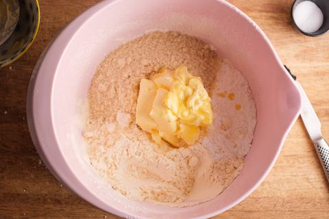 Butter zu Vanillekipferl Teigzutaten ergänzen