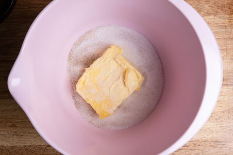 Butter und Zucker in der Backschüssel