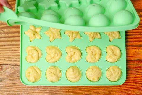 Befüllte Cake Pop Formen verschließen