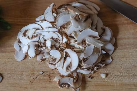 Champignons in Scheiben schneiden
