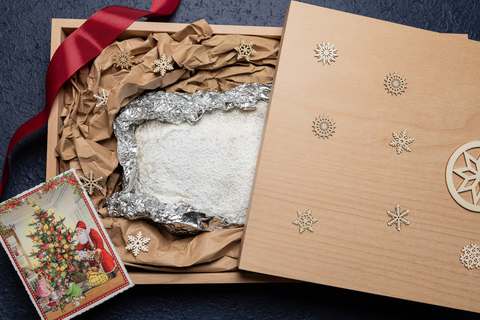 Christstollen in der Holz-Stollen Kiste