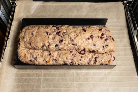 Christstollen in den Ofen schieben