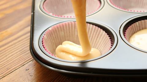Cupcakes Teig einfüllen