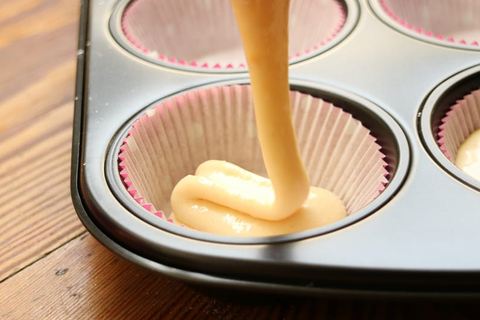 Cupcakes Teig einfüllen