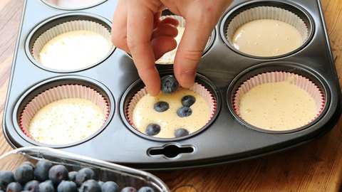 Blauberen auf den Kuchenteig legen