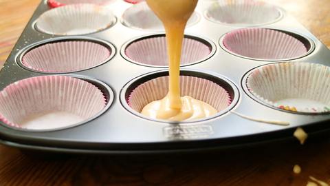 Cupcakes Teig einfüllen