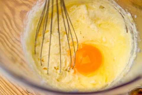 Eier in den Teig rühren