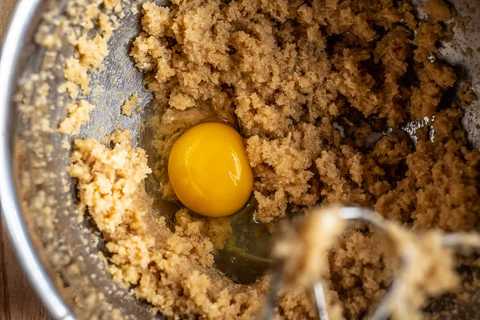 eier einzeln in den teig rühren