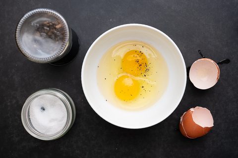 Eier aufschlagen