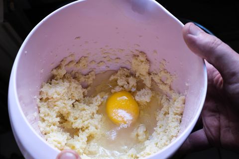 Eier zu Zucker und Butter geben