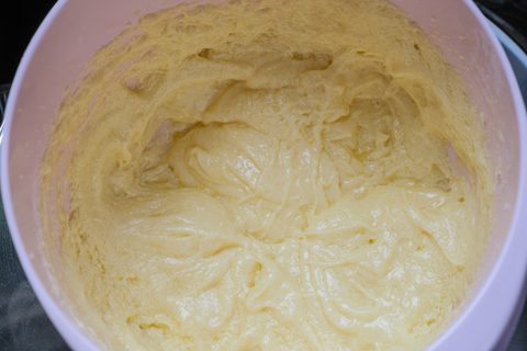 Eier mit Zucker und Butter verrührt