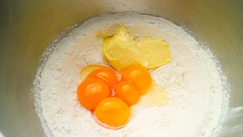 Hefeteig Zutaten vermischen und einen glatten Hefeteig für Berliner Pfannkuchen zubereiten
