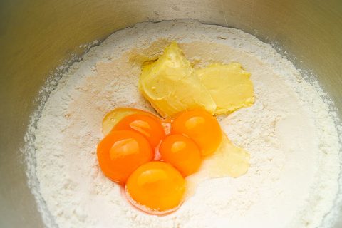 Hefeteig Zutaten vermischen und einen glatten Hefeteig für Berliner Pfannkuchen zubereiten