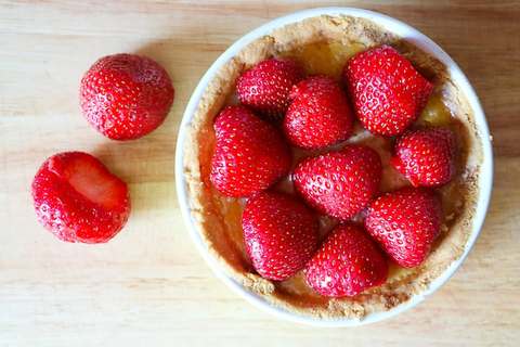 Erdbeeren roh auf die Tarte legen