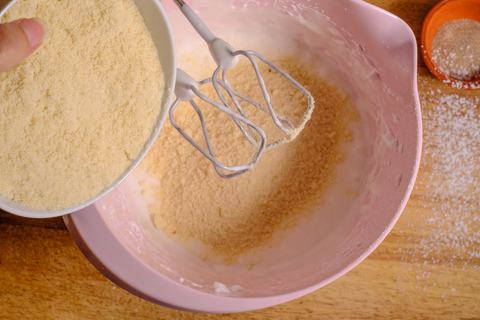 Eischnee mit Mandeln ergänzen