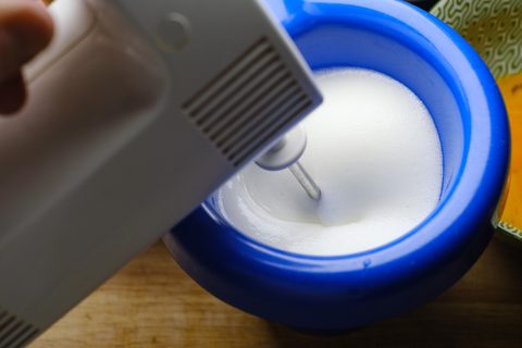 Eiweiß zu Eischnee schlagen