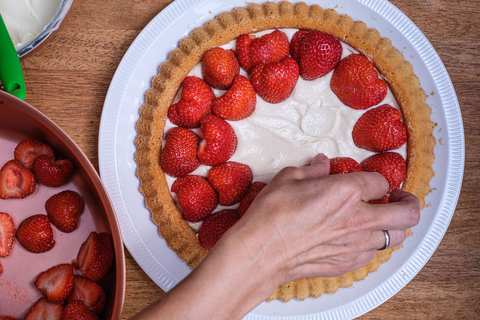 Erdbeeren auflegen und Kuchen belegen