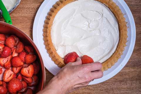 Erdbeeren auf Füllcreme setzen