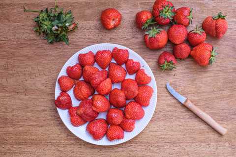 Frische Erdbeeren halbiert als Topping