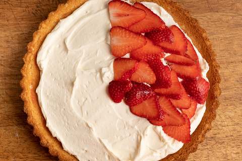 Erdbeerkuchen mit Frischkäse belegen